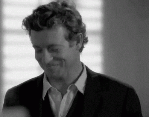 Patrick Jane hausse les épaules avec un sourire