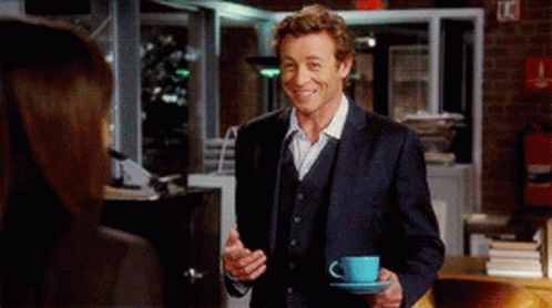 Patrick Jane sourit, une tasse à la main