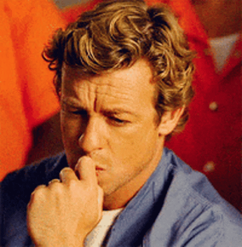 Patrick Jane réfléchit, une main devant la bouche
